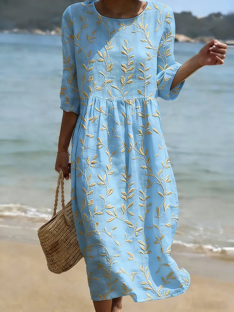 Vestido informal de mulher com estampado floral.