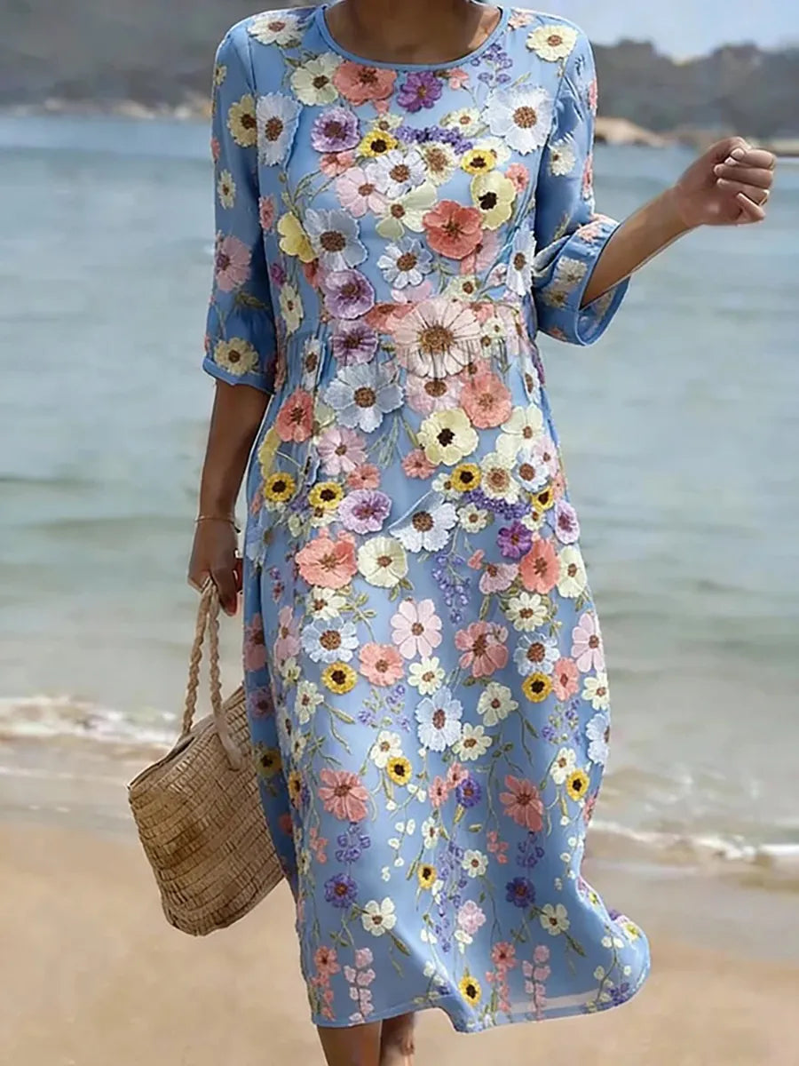 Vestido informal de mulher com estampado floral.