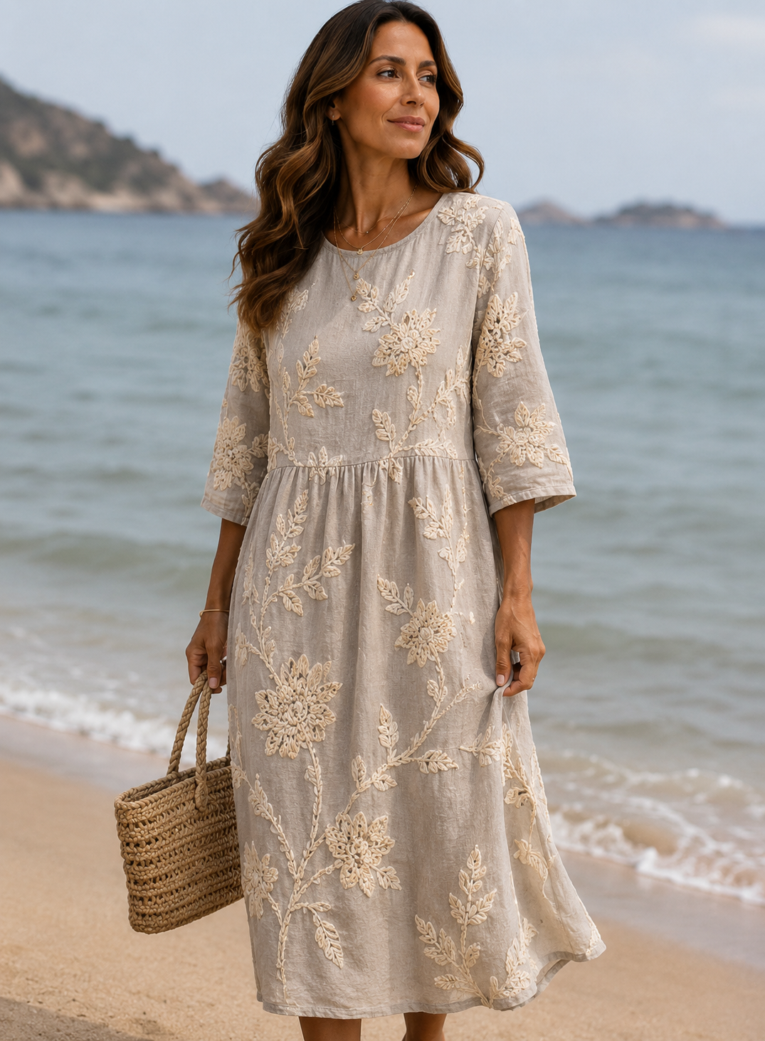 Vestido informal de mulher com estampado floral.